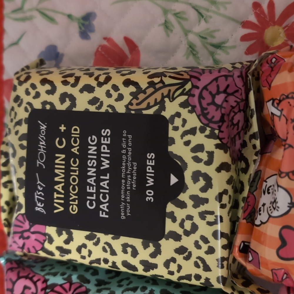 Pick One Cleansing Facial Wipes Betsey Johnson New - Picture 3 of 6